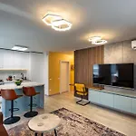 5th Floor Executive With Balcony And Free Parking