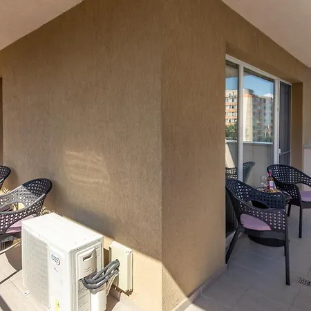 5th Floor Executive With Balcony And Free Parking